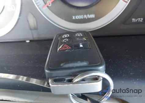 2011 Volvo Xc70 T6 z USA, uszkodzony, nr VIN YV4902BZ6B1101827